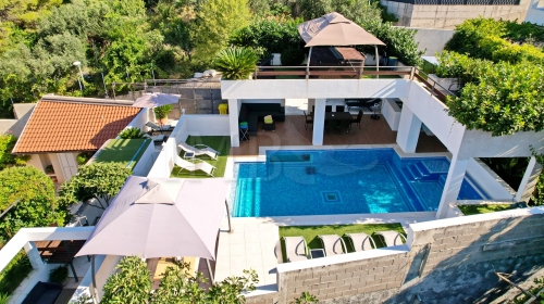 INVESTMENT! Attractive villa with pools | Established rental business | Additional building plot | Potential! | Dubrovnik surroundings