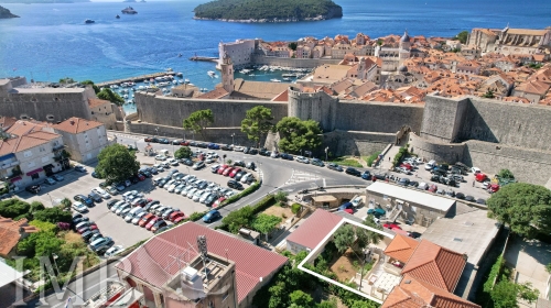 EKSKLUZIVNA PRODAJA | UZ POVIJESNU JEZGRU DUBROVNIKA | STAN 80 m2 S VRTOM I TERASOM UKUPNO 185 m2 | POGLED MORE | RIJETKOST